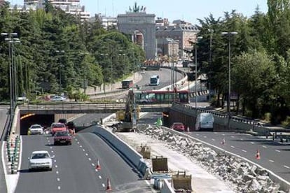 Operarios y máquinas realizan los últimos trabajos de ampliación del bus-VAO en la entrada a Madrid por la A-6.