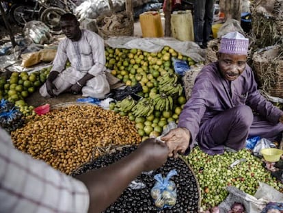 Un hombre atiende su puesto de frutas y verduras en Tanout, en la región de Zinder, Níger. 