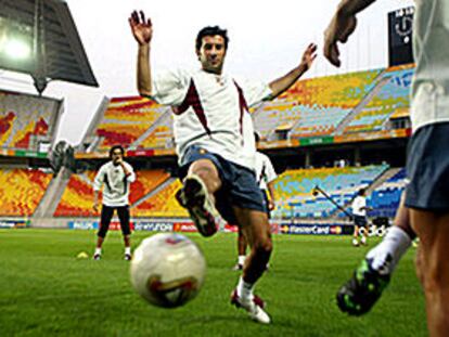 Figo juega al rondo durante el entrenamiento portugués de ayer.