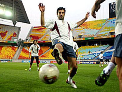 Figo juega al rondo durante el entrenamiento portugués de ayer.