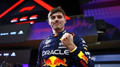 Verstappen celebra su primera 'pole' de la temporada.