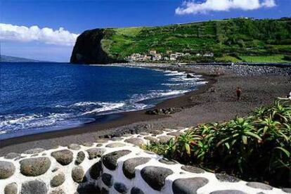 La bella playa de Almoxarife, cerca de Horta, la capital, al este de la isla de Faial.