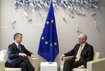 Fotografía facilitada por el Consejo Europeo de su presidente, Herman Van Rompuy, e Íñigo Urkullu.