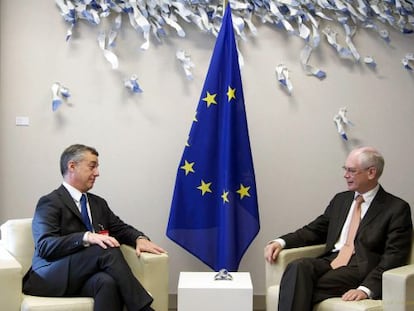 Fotografía facilitada por el Consejo Europeo de su presidente, Herman Van Rompuy, e Íñigo Urkullu.