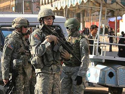 Soldados estadounidenses inspeccionan el lugar de un atentado ayer en Bagdad.