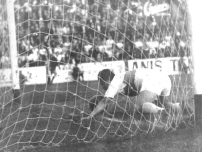 Romero marca al Murcia en 1963.