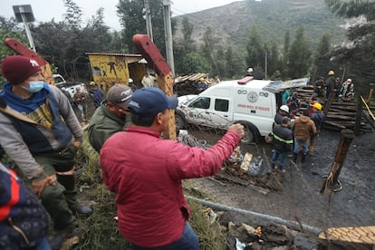 En el departamento de Cundinamarca y el vecino Boyacá hay centenares de minas de carbón en las que trabajan miles de mineros, no siempre con las condiciones de seguridad necesarias, lo que ha ocasionado varios accidentes con víctimas mortales a lo largo de las últimas décadas. En la imagen, equipos de rescate a las afueras de una de las minas de Sutatausa. 