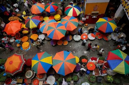 Trabajadores venden sus flores en un mercado de venta al por mayor en Bangalore (India).