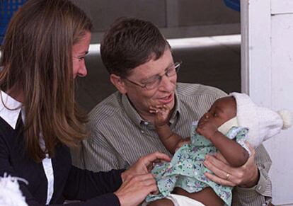 Bill y Melinda Gates juegan con un bebé durante una visita a un hospital de Mozambique el pasado septiembre.