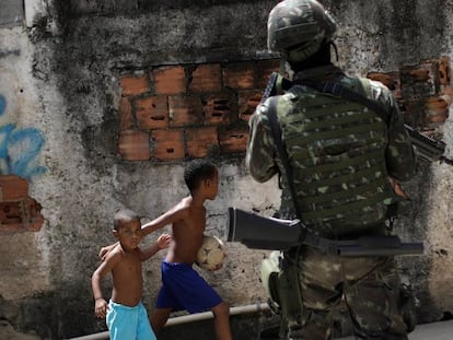 Militar atua na intervenção do Rio de Janeiro, em agosto do ano passado.