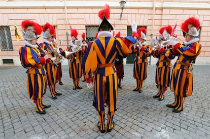 La banda de la Guardia Suiza toca antes del comienzo de la ceremonia.