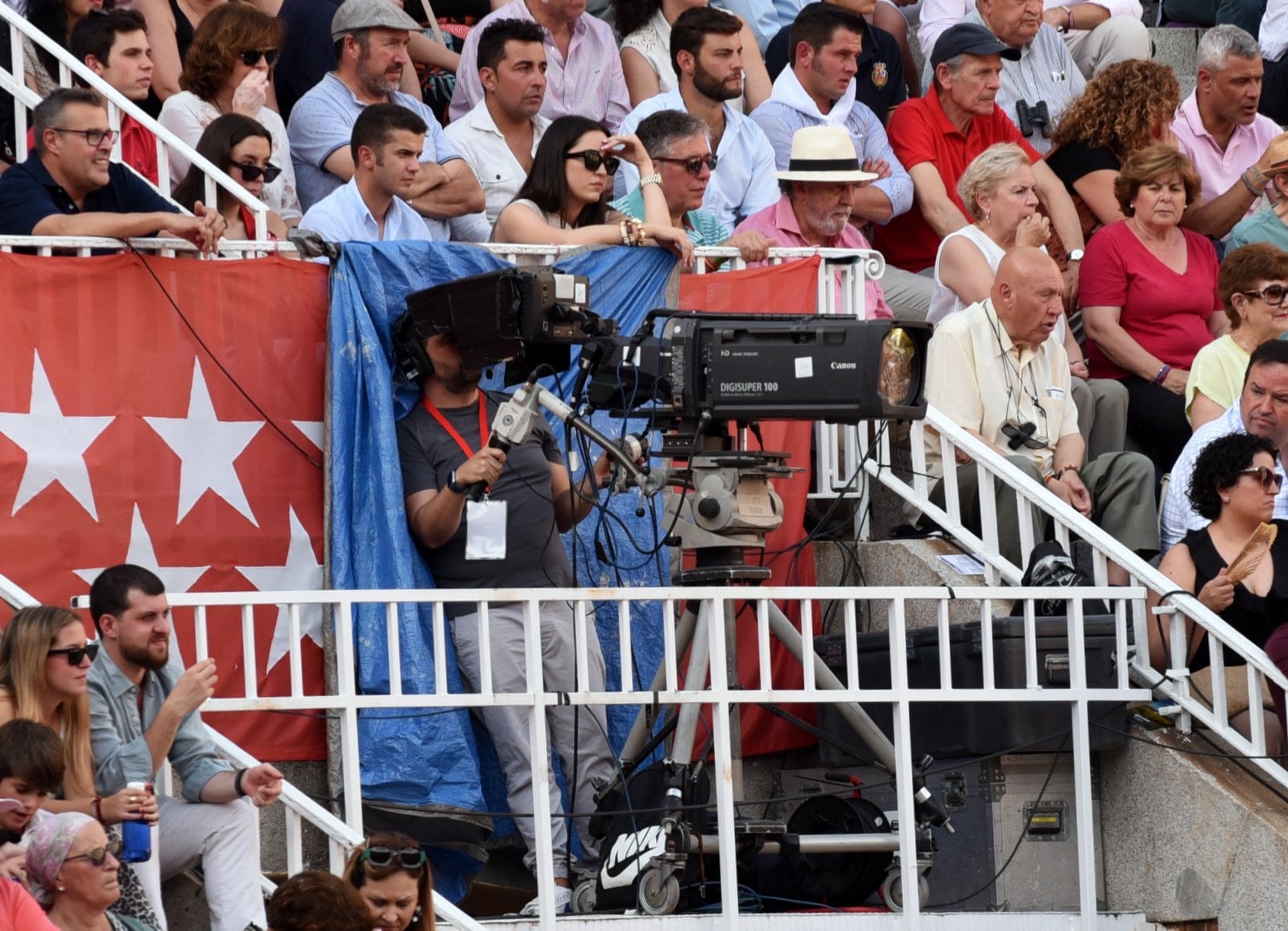 Una cámara de Telemadrid, en la plaza madrileña, durante la pasada Feria de San Isidro.