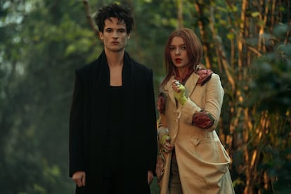 Tom Sturridge como Morfeo y Esmé Creed-Miles como Delirio, en la segunda temporada de 'Sandman'.
