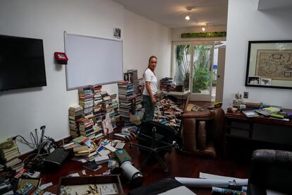 Lilian Tintori, esposa de Leopoldo López, muestra el desorden en su casa este miércoles en Caracas.