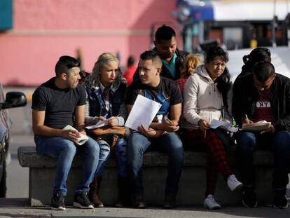 Desempleados rellenan formularios para conseguir un trabajo en Ciudad Juárez, Mexico. 