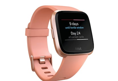 Fitbit Versa, con la app de control del ciclo menstrual.