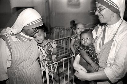 Dos misioneras con varios niños a los que cuidan en una de las guarderías que gestionan. Cada año, decenas de menores son abandonados malnutridos en sus puertas para que los cuiden y alimenten.