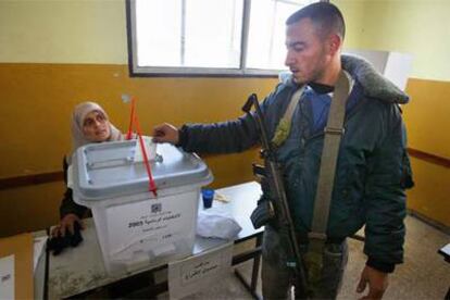 Un miliciano de las Brigadas de los Mártires de Al Aqsa introduce su voto en un colegio electoral de Jenin, Cisjordania.