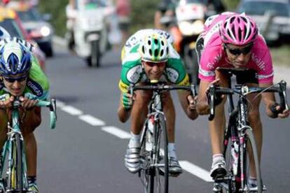 El ciclista italiano Giussepe Guerini (a la derecha), vencedor de la etapa, encabeza el grupo de escapados y lleva a su rueda al español Óscar Pereiro.