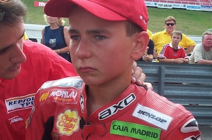 Jorge Lorenzo, con 14 años, el día que no quería subir al podio tras perder la carrera del Europeo después de liderar la prueba y que Dovizioso le pasara en la última curva de la última vuelta. 