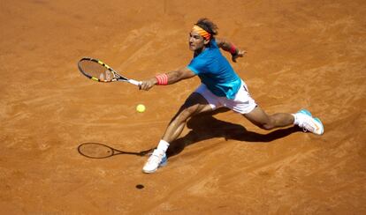 Nadal devuelve la pelota durante el partido contra Ilhan.