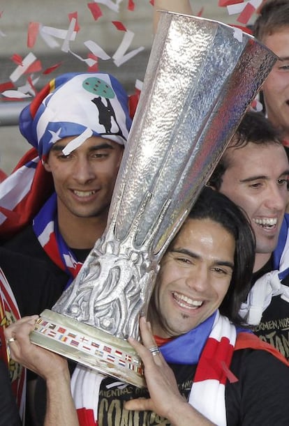 Falcao celebra en la plaza de Neptuno la victoria.