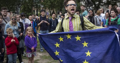 Partidario de la permanencia protestas junto al Parlamento, en Londres.