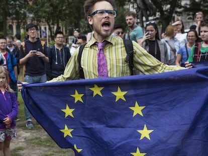 Partidário da permanência protesta junto ao Parlamento, em Londres.