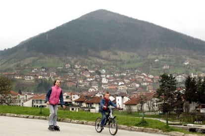 Niños jugando en la ciudad de Visoko, en el centro de Bosnia, con la colina piramidal Visocica al fondo.