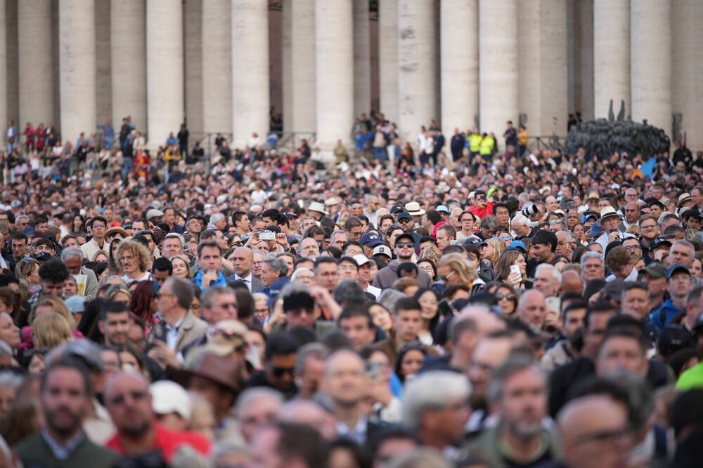 People gather in St Peter's Square as they wait to see the smoke billow from the chimney of the Sistine Chapel in St Peter's Square during the cardinals' conclave to elect a new pope, at the Vatican, Wednesday, May 7, 2025. (AP Photo/Andrew Medichini)
Associated Press/LaPresse