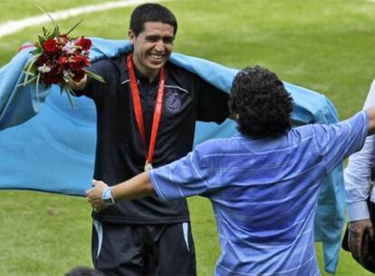 Maradona y Riquelme se abrazan en los Juegos Olímpicos de Pekín, cuando su relación era buena.