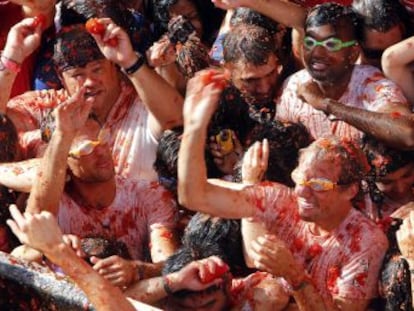 La 72ª edición de la popular fiesta ha comenzado a las 10.55 horas. Más de 22.000 personas se han reunido para lanzar 160.000 kilos de tomates maduros