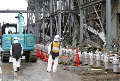 Trabajadores de la central de Fukushima en una foto de archivo de 2014.