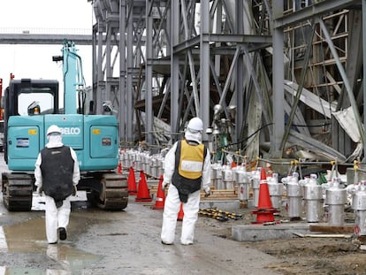 Trabajadores de la central de Fukushima en una foto de archivo de 2014.