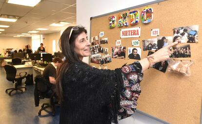 Mariana Herrera Piñero señala la fotografía tomada cuando el Banco Nacional de Datos Genéticos identificó al nieto 121.