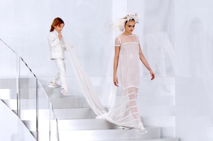 La modelo Cara Delevigne cierra el desfile de Chanel con un traje de novia y zapatillas de correr