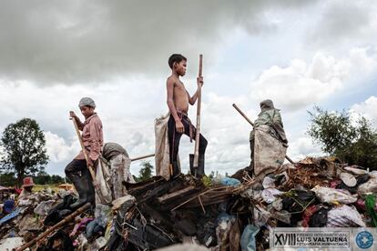 Un camión cargado de residuos llega hasta el basurero de Siem Reap (Camboya). Se estima que en este lugar trabajan unos 20 menores de edad con sus familias. Kon Mai, de 15 años, encima de una montaña de basura. Comenzó a trabajar en el basurero con 12 años y tuvo que dejar de estudiar porque sus padres continuamente necesitaban ir de un lugar a otro buscando trabajo. Ellos también trabajan en el basurero. Tiene cinco hermanos más, todos menores.