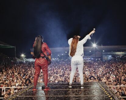 Las gemelas Maiara Carla Henrique Pereira y Carla Maraísa Henrique Pereira forman parte de una nueva generación de cantantes mujeres de música sertaneja. Algunos la llaman feminejo. Aquí, durante una actuación en el festival musical que acompaña el rodeo de Cerquilho.