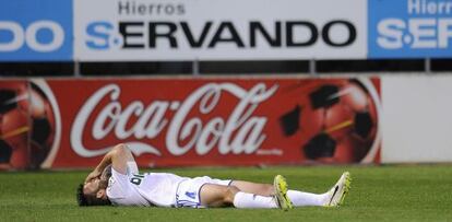 Un jugador de la Ponferradina muestra su abatimiento tras fallar una jugada en el encuientro contra el Eibar.