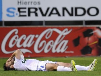 Un jugador de la Ponferradina muestra su abatimiento tras fallar una jugada en el encuientro contra el Eibar.