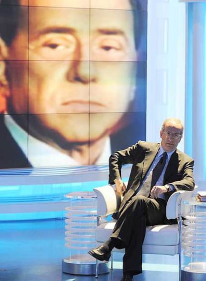 El líder del Partido Democrático, Walter Veltroni, en un programa de la televisión pública italiana. Detrás, la imagen
de Silvio Berlusconi.