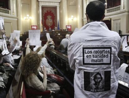 Médicos y trabajadores de la Sanidad madrileña, que han secundado hoy el tercer día de huelga total contra la reforma sanitaria, han aprovechado la jornada de puertas abiertas del Senado para llevar sus reivindicaciones a la Cámara Alta.