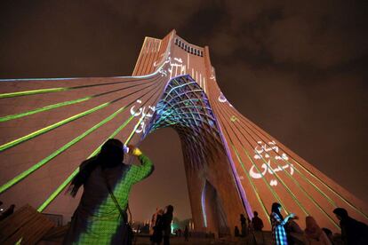 Instalación visual del artista alemán Philipp Geist proyectada en la Torre Azadi, en la ciudad de Teherán (Irán).