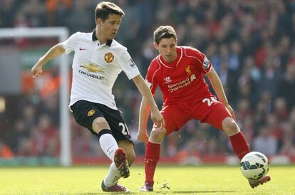 Herrera conecta un pase ante Allen, del Liverpool.