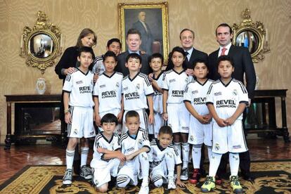 Juan Manuel Santos y Florentino Pérez en el Palacio Presidencial de Bogotá junto a los niños que participan en el proyecto solidario