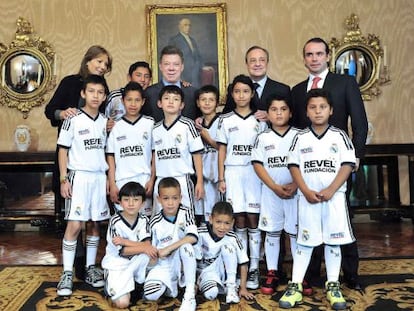 Juan Manuel Santos y Florentino Pérez en el Palacio Presidencial de Bogotá junto a los niños que participan en el proyecto solidario