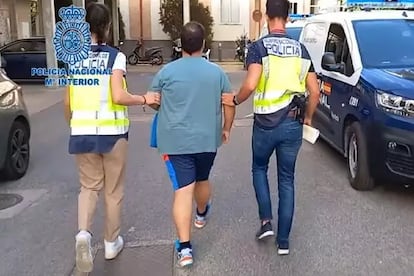 Dos agentes de policía detienen a un entrenador de fútbol por supuesto acoso sexual a menores, en Sevilla. / MINISTERIO DEL INTERIOR