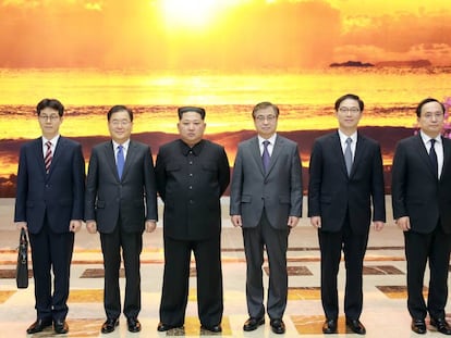 Kim Jong-un posa com a delegação sul-coreana.