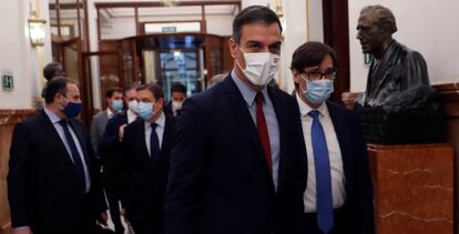 El presidente del Gobierno, Pedro Sánchez, y el ministro de Sanidad, Salvador Illa, a su llegada a la sesión de control al Ejecutivo.