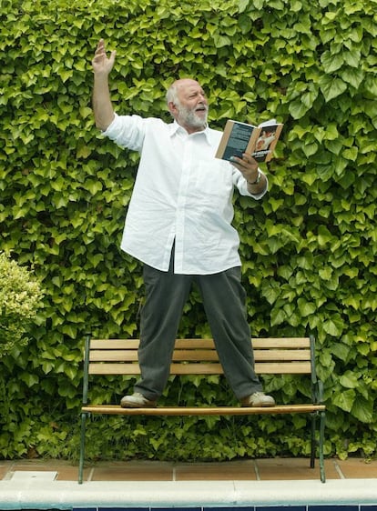 El actor Álvaro de Luna, en su jardín en julio del 2005.